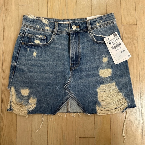 NWT Zara Women’s Distressed Denim Mini Skirt - Picture 1 of 4